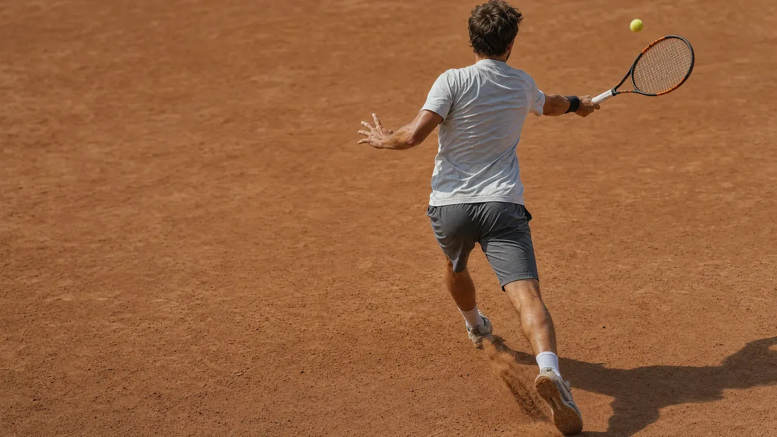 Joueur de tennis gaucher qui frappe un coup droit